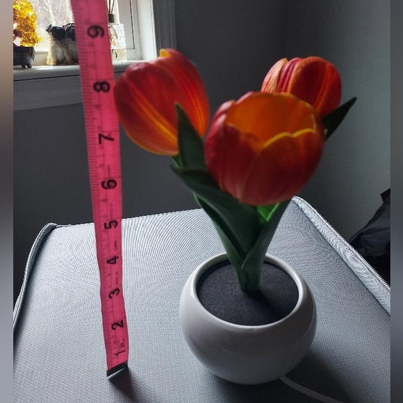 ⛔️SOLD⛔️ Tulip LED Night‑Light Lamp – Warm Glow Floral Decor - Picture 3 of 7